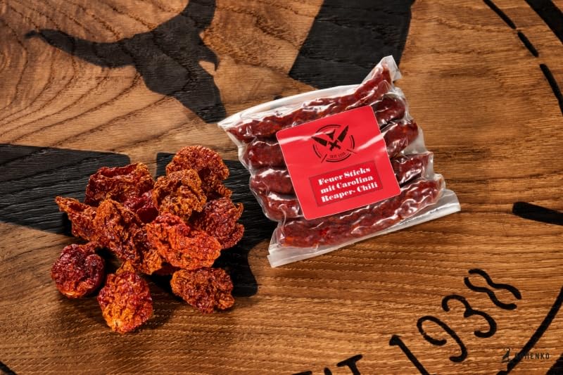 Laden Sie das Bild in Galerie -Viewer, Original FEUER STICKS Scharfe Räucherwurst | 120 Gramm 5 Stück | eigene Herstellung | Männergeschenk | Pfefferbeißer | Rauchpeitschen | mit Carolina Reaper Chilli

