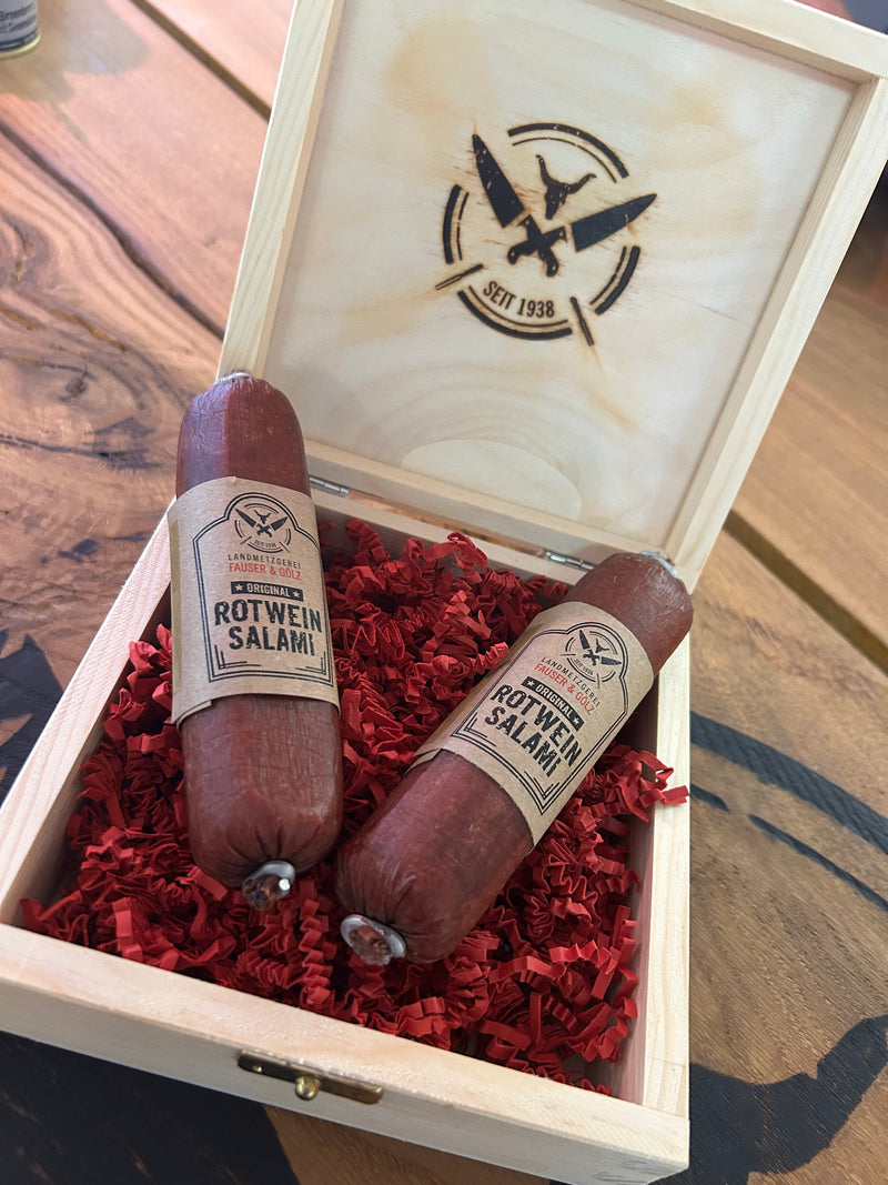 Laden Sie das Bild in Galerie -Viewer, Rotweinsalami | 130 Gramm | eigene Herstellung | perfekt als Geschenk geeignet  | Mit Geschenkbox
