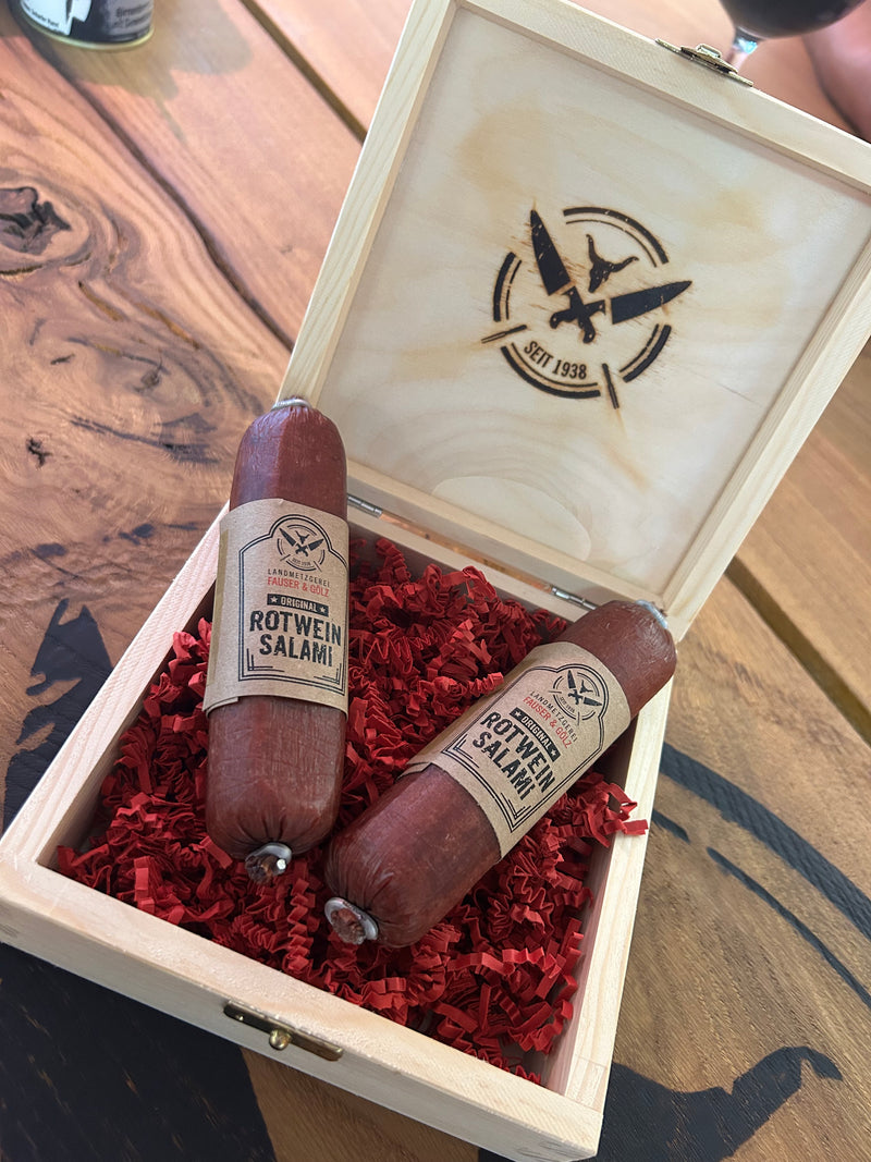 Laden Sie das Bild in Galerie -Viewer, Rotweinsalami | 130 Gramm | eigene Herstellung | perfekt als Geschenk geeignet  | Mit Geschenkbox
