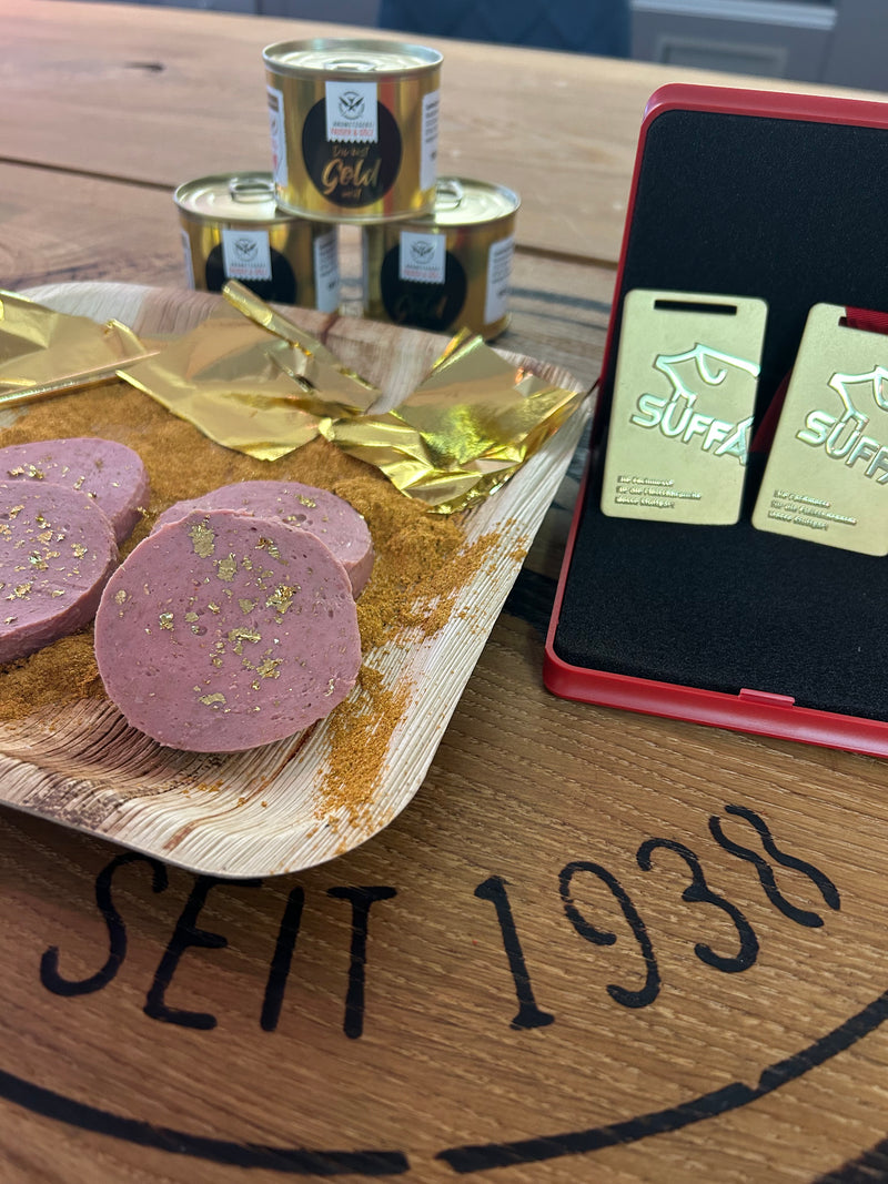 Laden Sie das Bild in Galerie -Viewer, Gold Lyoner Wurst | 100% Rindfleisch  | 195 Gramm | eigene Herstellung | perfekt als Geschenk für die Besten geeignet
