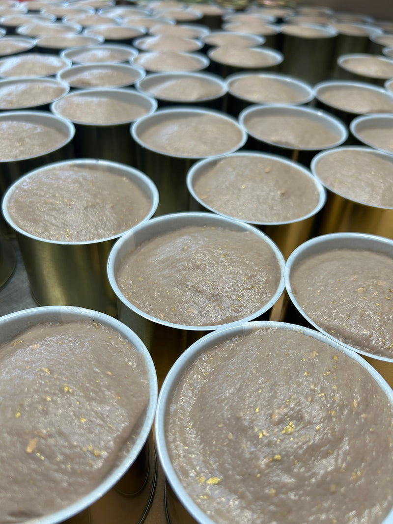 Laden Sie das Bild in Galerie -Viewer, Gold Lyoner Wurst | 100% Rindfleisch  | 195 Gramm | eigene Herstellung | perfekt als Geschenk für die Besten geeignet
