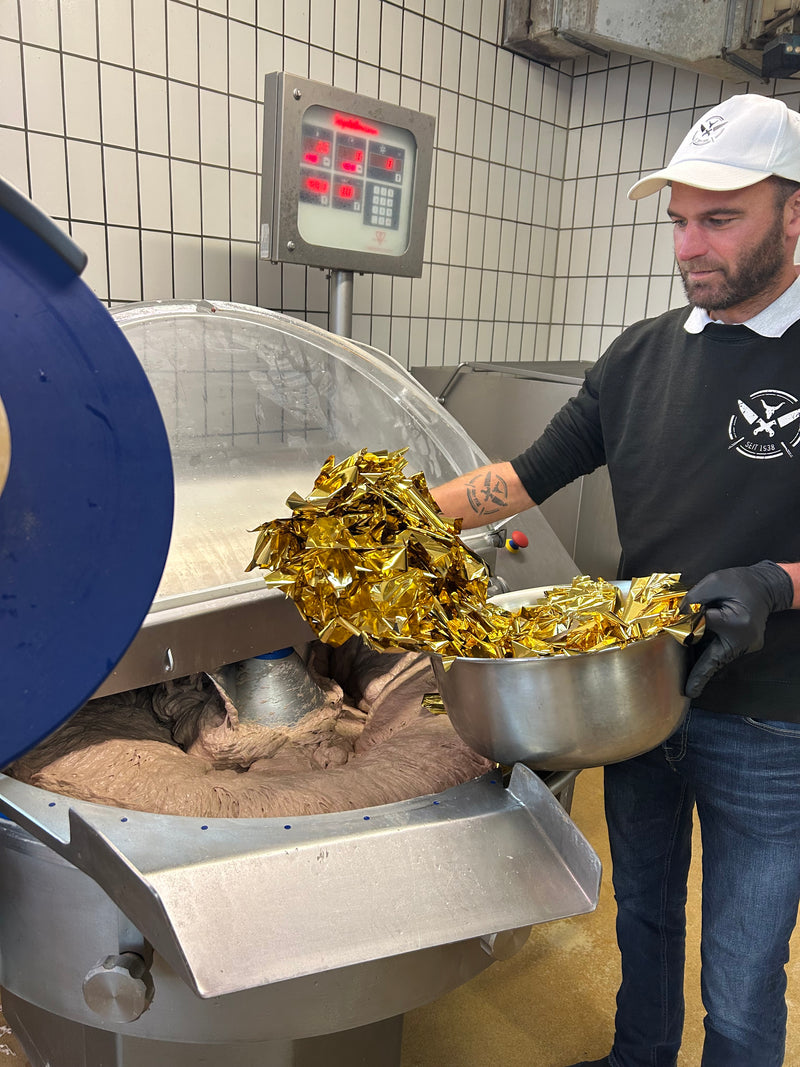 Laden Sie das Bild in Galerie -Viewer, Gold Lyoner Wurst | 100% Rindfleisch  | 195 Gramm | eigene Herstellung | perfekt als Geschenk für die Besten geeignet
