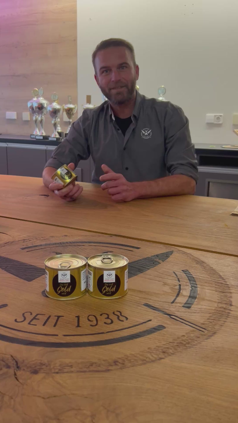 Laden und spielen Sie Video in Galerie -Viewer, Gold Lyoner Wurst | 100% Rindfleisch  | 195 Gramm | eigene Herstellung | perfekt als Geschenk für die Besten geeignet
