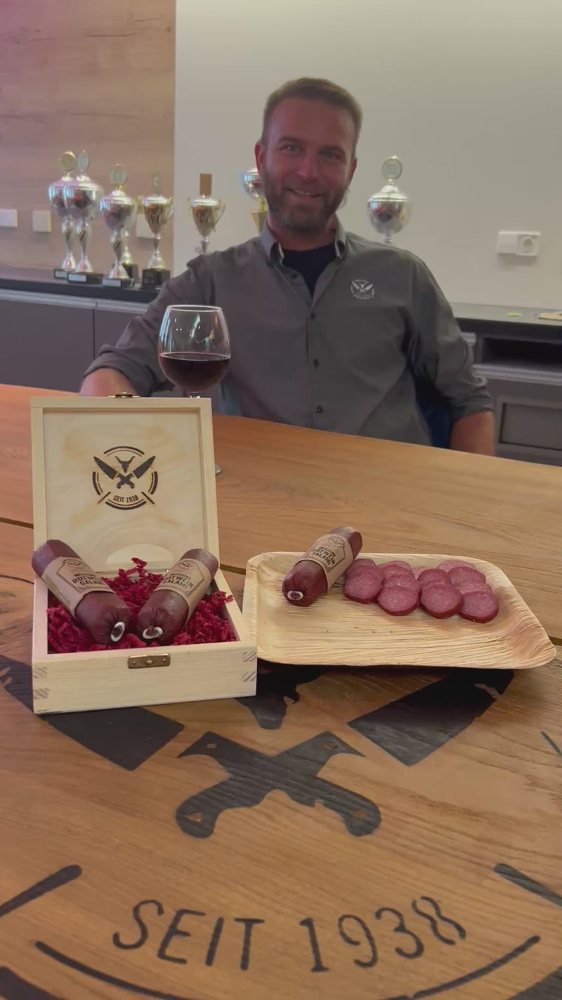 Laden und spielen Sie Video in Galerie -Viewer, Rotweinsalami | 130 Gramm | eigene Herstellung | perfekt als Geschenk geeignet  | Mit Geschenkbox
